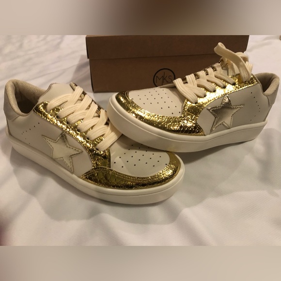 Maker’s Shoes - Michael Kors Women’s Cream and Gold Star Sneakers 6